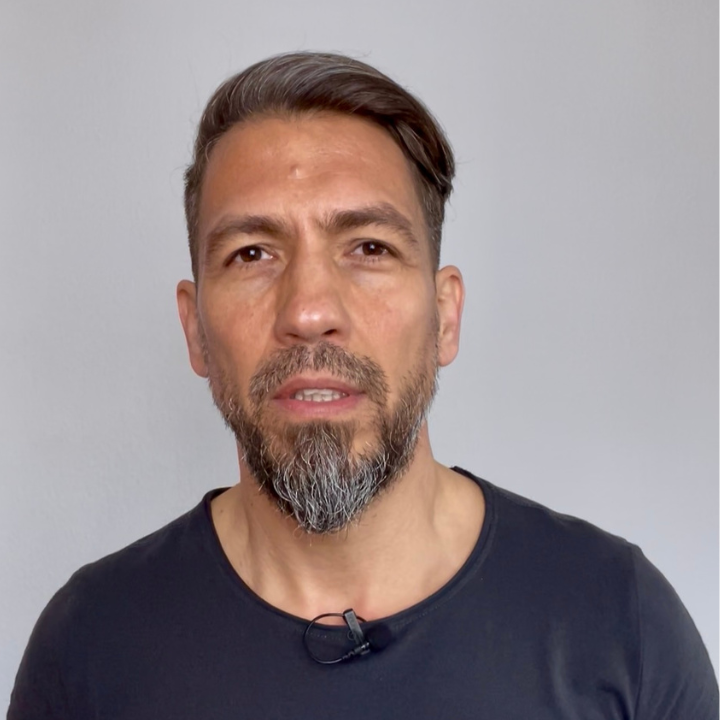 Kedves vagy... vagy csak túl jól akarsz szerepelni?